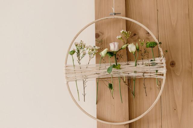 Frühlingsdeko aus Holz, Papier und Blumen: Einfache DIY-Ideen zum Nachmachen Frühlingsdeko aus Holz, Papier und Blumen: Einfache DIY-Ideen zum Nachmachen