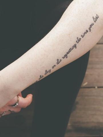 Kreative und individuelle Schriftzüge für Tattoos: 6 inspirierende Ideen mit tiefgründiger Bedeutung Kreative und individuelle Schriftzüge für Tattoos: 6 inspirierende Ideen mit tiefgründiger Bedeutung