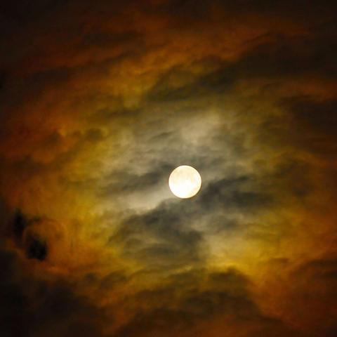 Die spirituelle Kraft des Vollmonds im Oktober 2022: Entdecke die Schönheit der eigenen Liebe und Sinnlichkeit