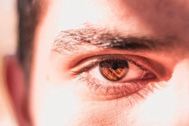 Rechtes Augenzucken: Botschaften und Warnungen aus der spirituellen Welt