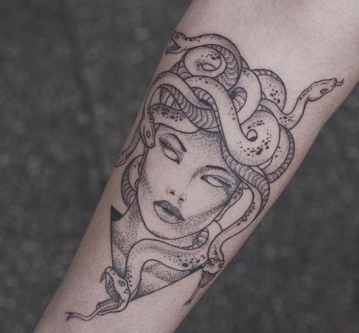 Trendige Medusa-Tattoos auf TikTok: Wie Frauen Geschichten neu schreiben