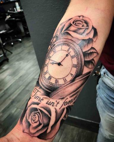 3. Warum ein Uhr-Tattoo? Die ästhetische und symbolische Anziehungskraft 3. Warum ein Uhr-Tattoo? Die ästhetische und symbolische Anziehungskraft