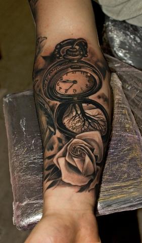 5. Vintage-Fans aufgepasst: Das klassische Uhr-Tattoo und seine Bedeutung 5. Vintage-Fans aufgepasst: Das klassische Uhr-Tattoo und seine Bedeutung