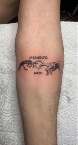 Was steckt hinter dem Memento Mori Tattoo? Bedeutung und Herkunft erklärt Was steckt hinter dem Memento Mori Tattoo? Bedeutung und Herkunft erklärt