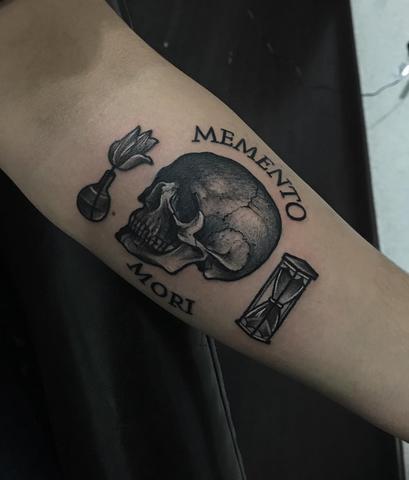 Warum das Memento Mori Tattoo eine starke und wichtige Botschaft trägt Warum das Memento Mori Tattoo eine starke und wichtige Botschaft trägt