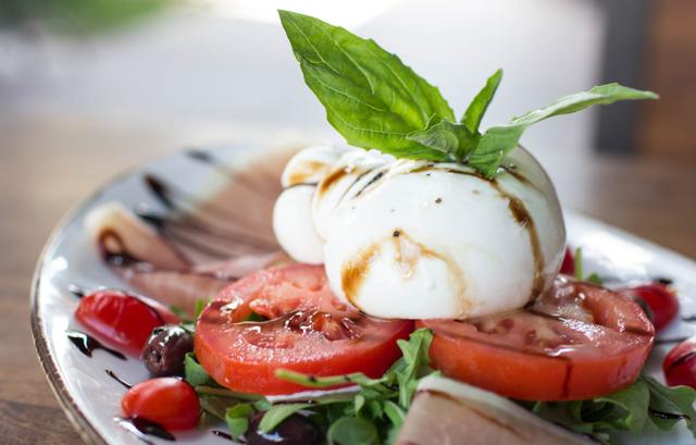 Exquisite Geschmackskompositionen: Balsamico auf Mozzarella, Fischfilet und mehr Exquisite Geschmackskompositionen: Balsamico auf Mozzarella, Fischfilet und mehr