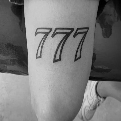 Das dritte Auge und die Chakren: Die tiefe Symbolik des 777-Tattoos