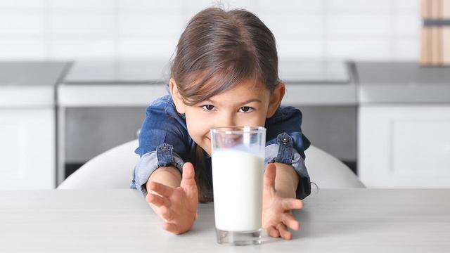 Mythos oder Wahrheit? Warum Milch für Erwachsene nicht immer gesund ist Mythos oder Wahrheit? Warum Milch für Erwachsene nicht immer gesund ist
