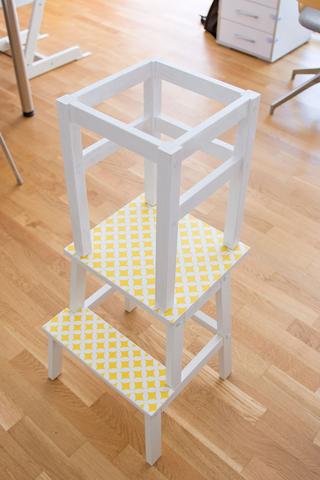 Montessori-inspiriert: Selbstgemachten Lernturm für Kinder bauen Montessori-inspiriert: Selbstgemachten Lernturm für Kinder bauen