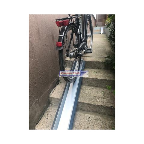 Effektive Lösung: Eine selbstgebaute Fahrradrampe für die Kellertreppe Effektive Lösung: Eine selbstgebaute Fahrradrampe für die Kellertreppe