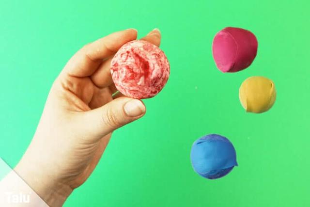 Schritt für Schritt: So gelingt der DIY Flummi