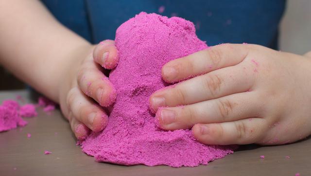 Bastelidee: Selbstgemachter Kinetic Sand - Spaß ohne Kleckerei Bastelidee: Selbstgemachter Kinetic Sand - Spaß ohne Kleckerei