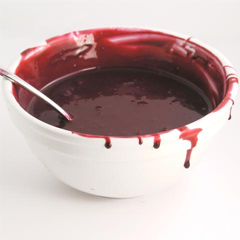 Natürliche Alternativen: Selbstgemachtes Kunstblut ohne Lebensmittelfarbe