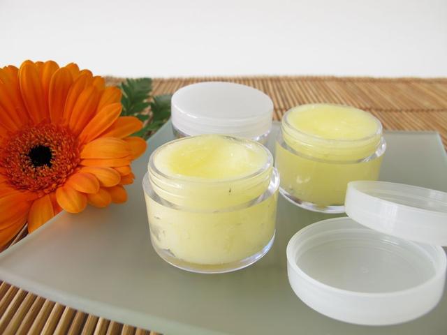 Hausgemachte Lippenpflege: Schützende und pflegende Rezepte zum Nachmachen Hausgemachte Lippenpflege: Schützende und pflegende Rezepte zum Nachmachen