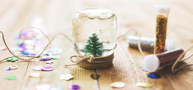 Schneekugel selber machen: Eine zauberhafte DIY-Idee für die ganze Familie Schneekugel selber machen: Eine zauberhafte DIY-Idee für die ganze Familie