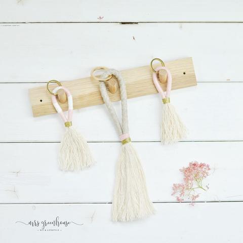 Upcycling mit Wolle: Wie du aus Resten Quasten selber machen kannst Upcycling mit Wolle: Wie du aus Resten Quasten selber machen kannst