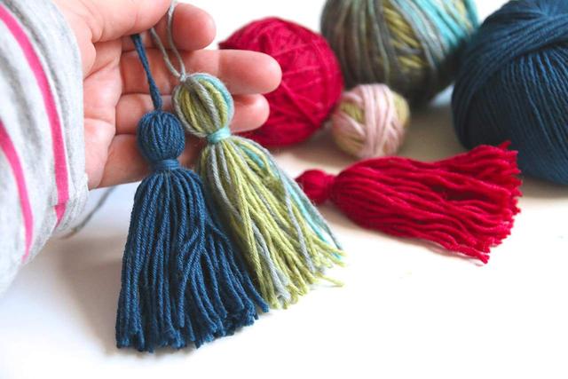 Schöne Akzente: Gestrickte und gehäkelte Tücher mit selbstgemachten Quasten verschönern Schöne Akzente: Gestrickte und gehäkelte Tücher mit selbstgemachten Quasten verschönern