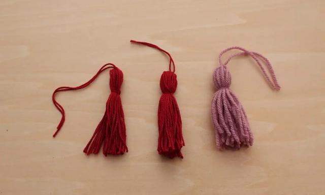 Mit diesem DIY-Tutorial kannst du ganz einfach Quasten selber machen Mit diesem DIY-Tutorial kannst du ganz einfach Quasten selber machen