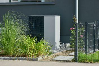 DIY: Wie Sie Ihre Wärmepumpe effektiv verstecken können DIY: Wie Sie Ihre Wärmepumpe effektiv verstecken können