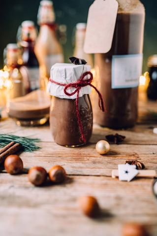 Weihnachtsliköre selber machen: Originelle Geschenkideen aus der eigenen Küche Weihnachtsliköre selber machen: Originelle Geschenkideen aus der eigenen Küche