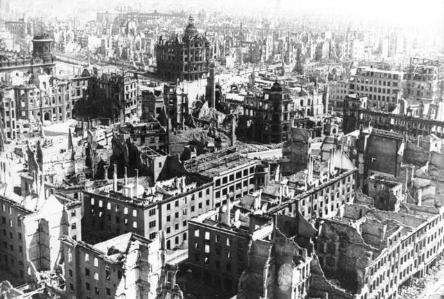 Die vernichtenden Luftangriffe auf Dresden im Februar 1945 Die vernichtenden Luftangriffe auf Dresden im Februar 1945