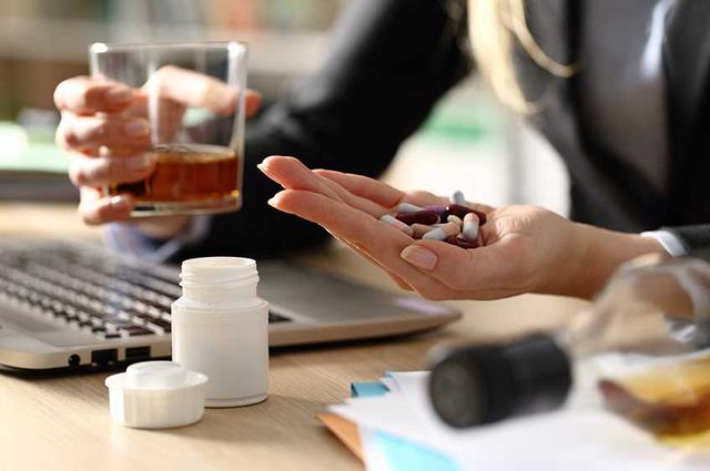 Drogendelikte am Arbeitsplatz: Auswirkungen auf das Arbeitsverhältnis und rechtliche Rahmenbedingungen Drogendelikte am Arbeitsplatz: Auswirkungen auf das Arbeitsverhältnis und rechtliche Rahmenbedingungen