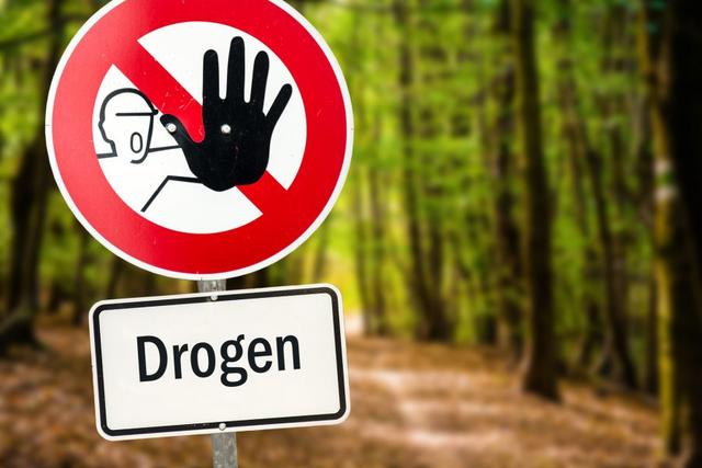 Drogenhandel am Arbeitsplatz: Rechtliche Konsequenzen und Handlungsempfehlungen Drogenhandel am Arbeitsplatz: Rechtliche Konsequenzen und Handlungsempfehlungen