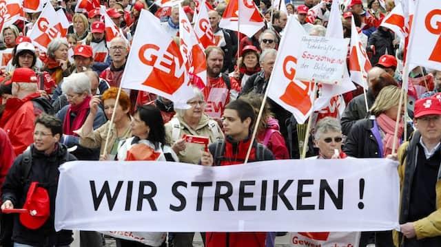Beamte dürfen nicht streiken: Diskussion um Arbeitsbedingungen von Lehrkräften Beamte dürfen nicht streiken: Diskussion um Arbeitsbedingungen von Lehrkräften