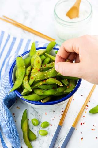 Warum Edamame ein Muss für Snack-Liebhaber ist Warum Edamame ein Muss für Snack-Liebhaber ist