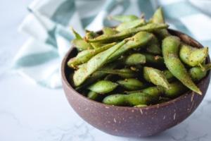 Edamame: Reich an Eisen, Vitaminen und Ballaststoffen für Muskeln und Nerven Edamame: Reich an Eisen, Vitaminen und Ballaststoffen für Muskeln und Nerven