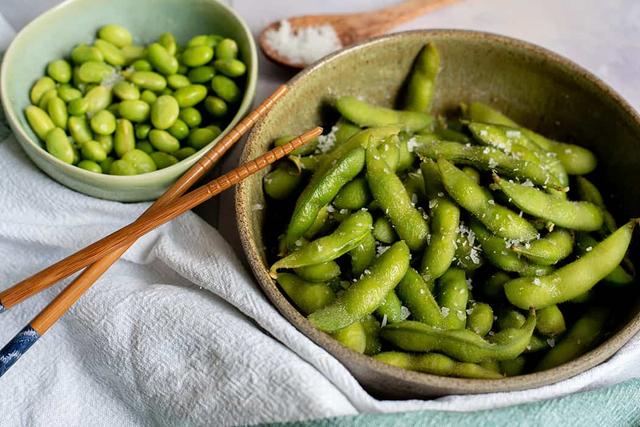 Edamame: Einfach zuzubereiten und als Snack oder Beilage geeignet Edamame: Einfach zuzubereiten und als Snack oder Beilage geeignet