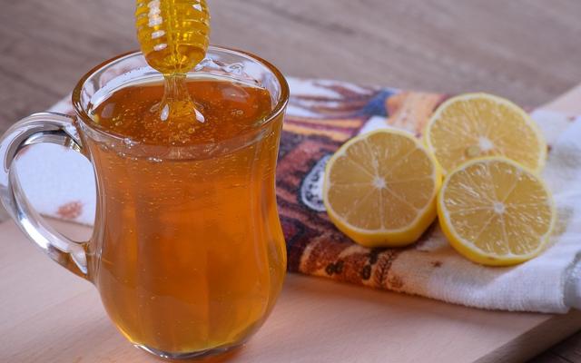Linderung bei Hustenreiz: Tee, Milch mit Ingwer und Honig, Zwiebel und Kandis als effektive Hausmittel