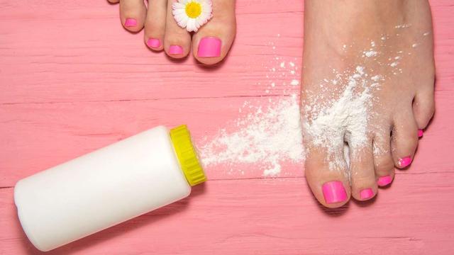 Frische Füße im Sommer: So vermeidest du unangenehmen Fußgeruch Frische Füße im Sommer: So vermeidest du unangenehmen Fußgeruch