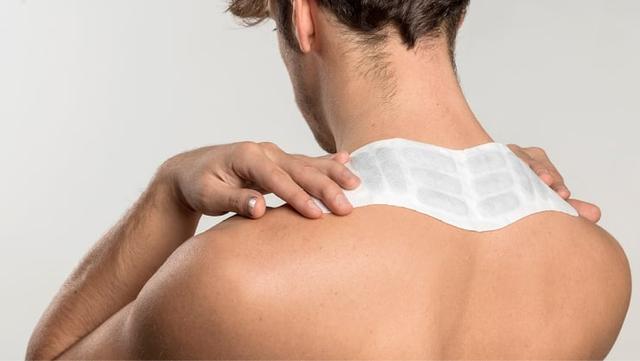 Selbsterwärmende Pflaster und Wärme-Creme: Was tun bei verspanntem Nacken?