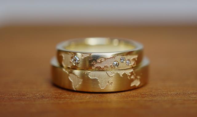 Persönliche Trauringe: Lassen Sie Ihre Eheringe nach Ihren Wünschen anfertigen oder selbst schmieden Persönliche Trauringe: Lassen Sie Ihre Eheringe nach Ihren Wünschen anfertigen oder selbst schmieden