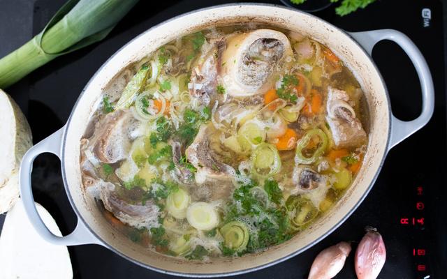 Rinderfond selber machen: Einfaches Rezept für aromatische Geschmacksvielfalt Rinderfond selber machen: Einfaches Rezept für aromatische Geschmacksvielfalt