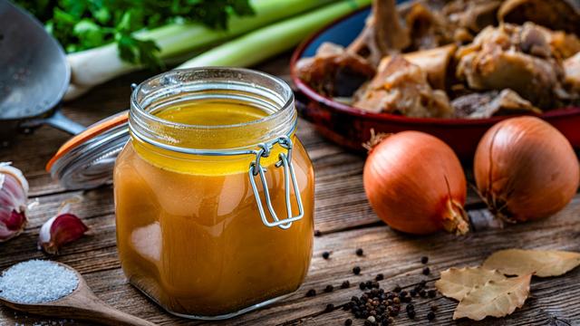 Selbstgemachter Rinderfond: So gelingt die perfekte Basis für Suppen und Saucen Selbstgemachter Rinderfond: So gelingt die perfekte Basis für Suppen und Saucen