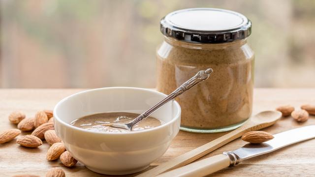 Vielseitige Verwendungsmöglichkeiten: Nussmus für Likör, Salatdressing und mehr Vielseitige Verwendungsmöglichkeiten: Nussmus für Likör, Salatdressing und mehr