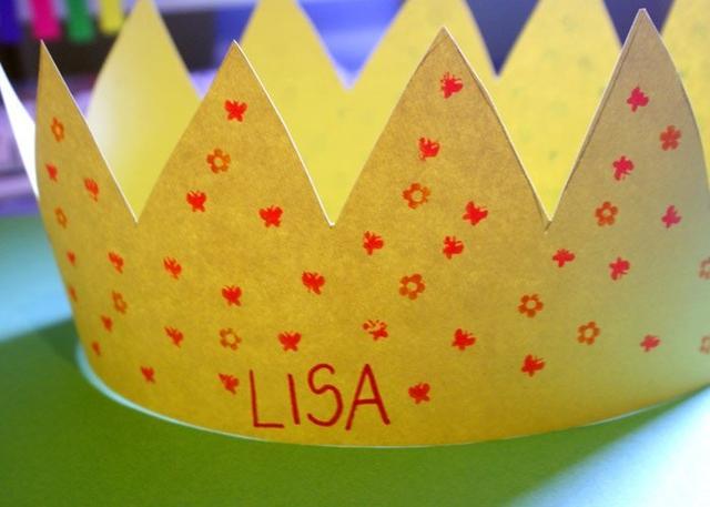 Mit wenig Material und Zeit: Eine Papierkrone selber basteln Mit wenig Material und Zeit: Eine Papierkrone selber basteln