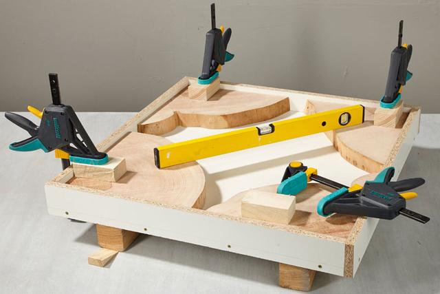 DIY-Projekt: So bauen Sie einen Tisch mit Epoxidharz und Massivholz DIY-Projekt: So bauen Sie einen Tisch mit Epoxidharz und Massivholz