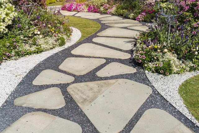 Individuelle Pfade im Garten: Machen Sie Ihre eigenen Trittsteine mit diesen einfachen Anleitungen