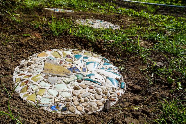 Kreative Ideen für selbstgemachte Trittsteine in Ihrem Garten