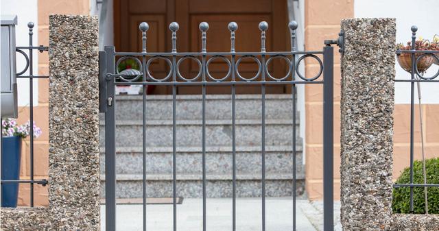 Ihr altes Gartentor ist in die Jahre gekommen? Hier erfahren Sie, wie Sie ein neues Tor selber bauen können Ihr altes Gartentor ist in die Jahre gekommen? Hier erfahren Sie, wie Sie ein neues Tor selber bauen können