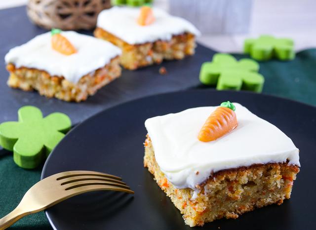 Karottenkuchen mit Frischkäse-Frosting – sooo saftig & lecker Karottenkuchen mit Frischkäse-Frosting – sooo saftig & lecker