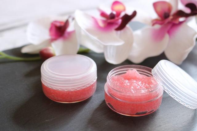 Natürliche Hausmittel: So kannst du Lippenpeeling selbst machen