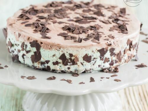 Schokoladiges Vergnügen: Köstliche Eistorten mit Schokoröllchen und Nougatparfait Schokoladiges Vergnügen: Köstliche Eistorten mit Schokoröllchen und Nougatparfait