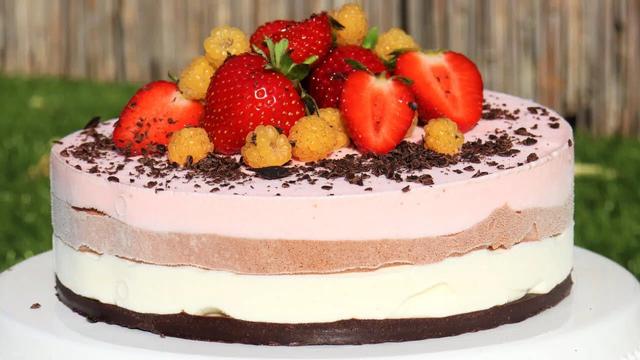 Genuss ohne Zucker: Gesunde Eistorten mit Dattelboden und Beerenfinale Genuss ohne Zucker: Gesunde Eistorten mit Dattelboden und Beerenfinale