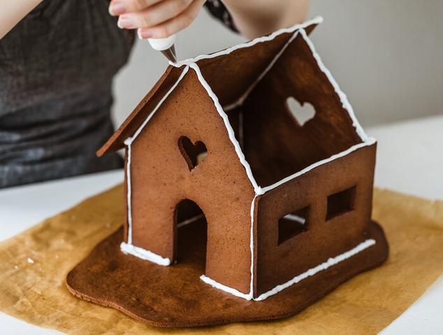Überrasche deine Familie mit einem selbstgemachten Lebkuchenhaus Überrasche deine Familie mit einem selbstgemachten Lebkuchenhaus