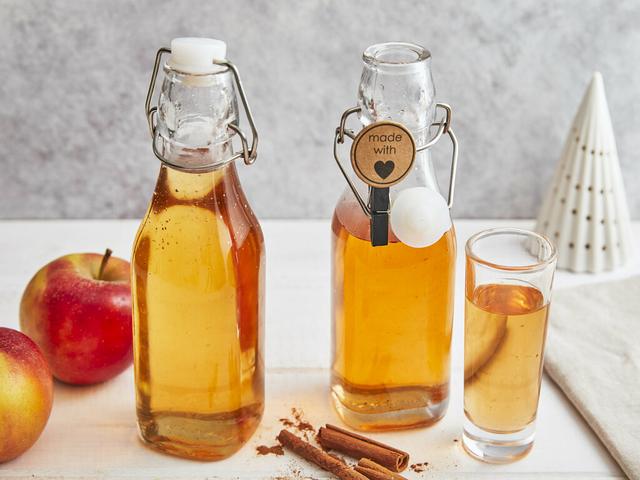 Bratapfel Likör selbst herstellen: Ein einfaches Rezept mit Vanille und Rum