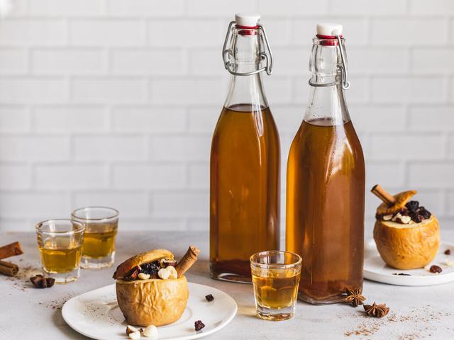 Genussvoller DIY-Bratapfel Likör: Perfekt für gemütliche Abende in der kalten Jahreszeit